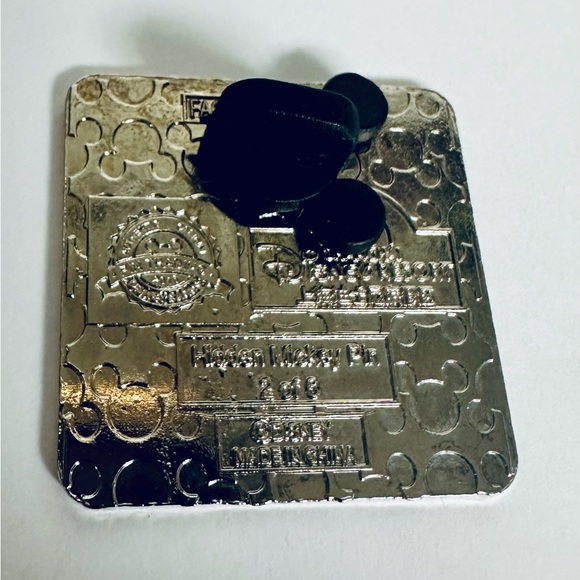 DISNEY MICKEY MOUSE HIDDEN MICKEY PIN - Picture 3 of 3